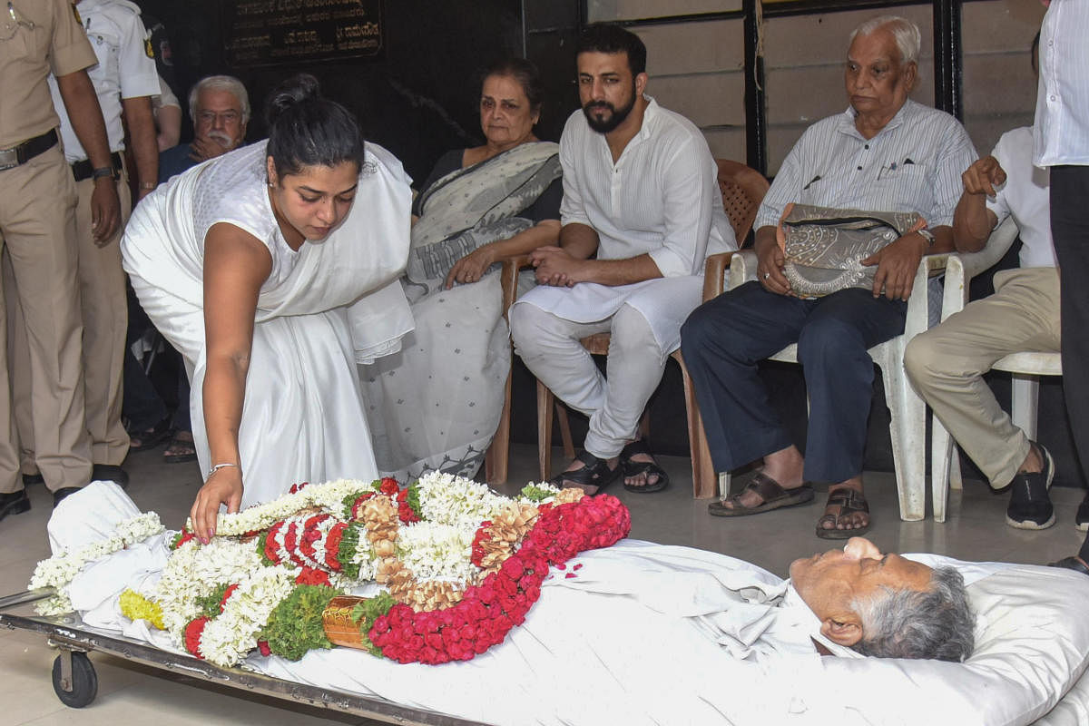 Radha Rao, daughter of Girish Karnad pays her last respect to the mortal remains of her father, at Kalpalahalli crematorium in Bengaluru on Monday.