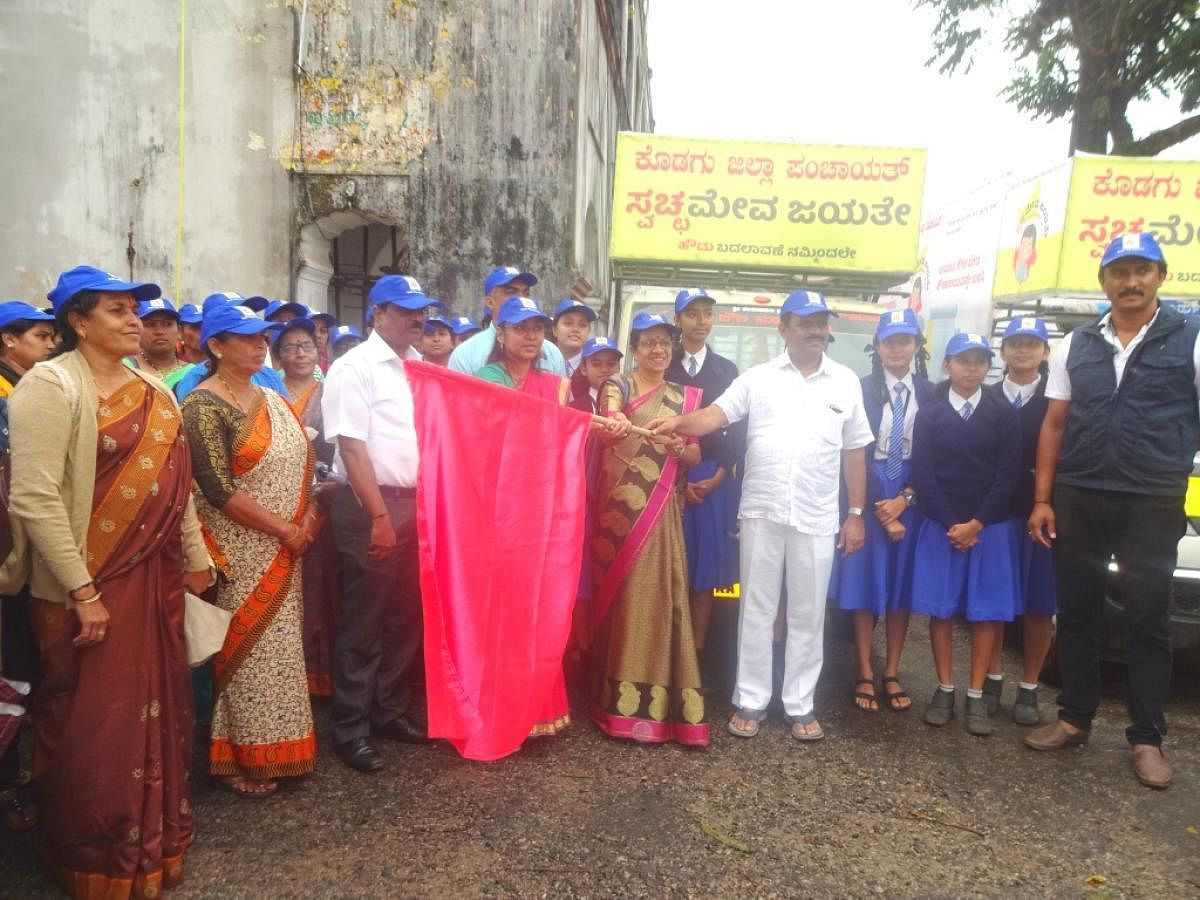 MLA Appachu Ranjan flags off the 'Swacchameva Jayathe' campaign, on the premises of Old Fort Hall in Madikeri on Tuesday. Zilla Panchayat Vice President Lokeshwari Gopal and Chief Executive Officer K Lakshmi Priya look on.