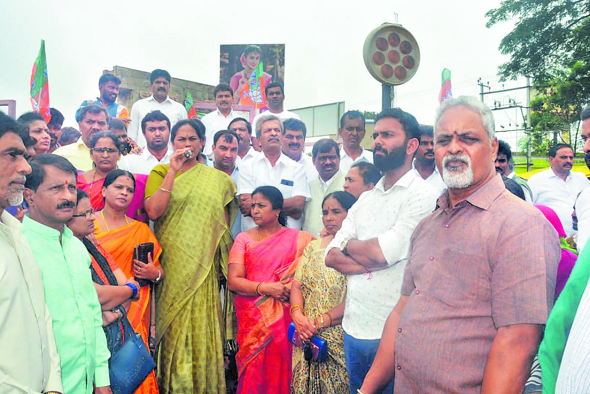 MP Shobha Karandlaje addresses protesters during a protest staged by BJP in Chikkamagaluru on Thursday.