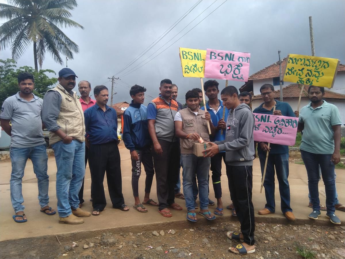 Maragodu villagers raise alms for BSNL.