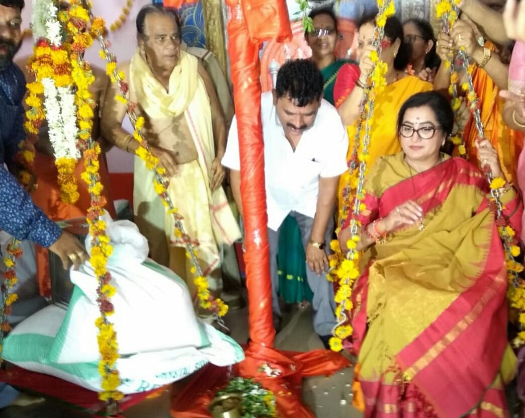 Actor-turned-politician and Mandya MP Sumalatha Ambareesh on Saturday offered Tulabharam Seva along with her son Abhishek, at famous Hanuman Temple at Nuggikeri in Dharwad. DH photo