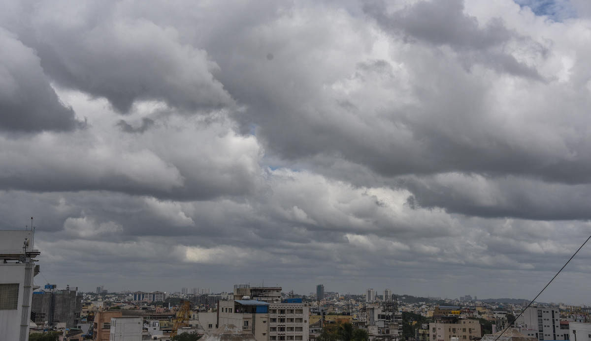 Cloudy weather prevailed in Bengaluru on Thursday. DH Photo by S K Dinesh
