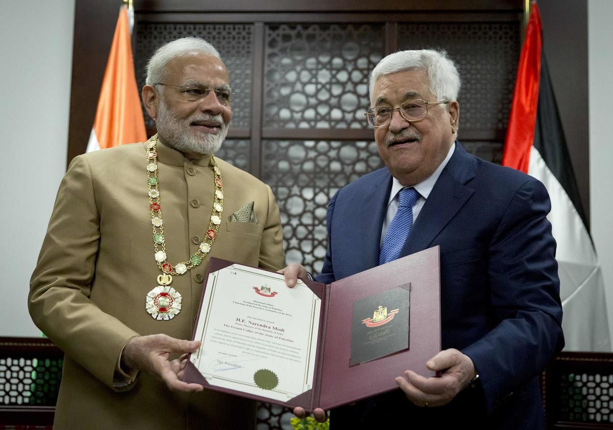 Palestinian president Mahmud Abbas (R) and India's Prime Minister Narendra Modi pose for a picture, during the latter's visit to the Palestinian Authority headquarters in the West Bank city of Ramallah, on February 10, 2018. (AFP File Photo)