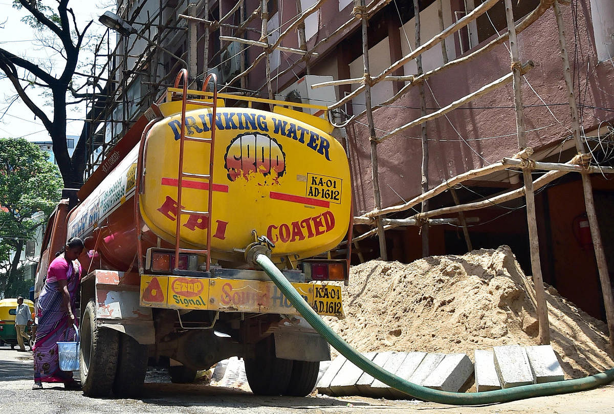 A water tanker supplying water to an apartment complex at Shantalanagar in Bengaluru. DH Photo