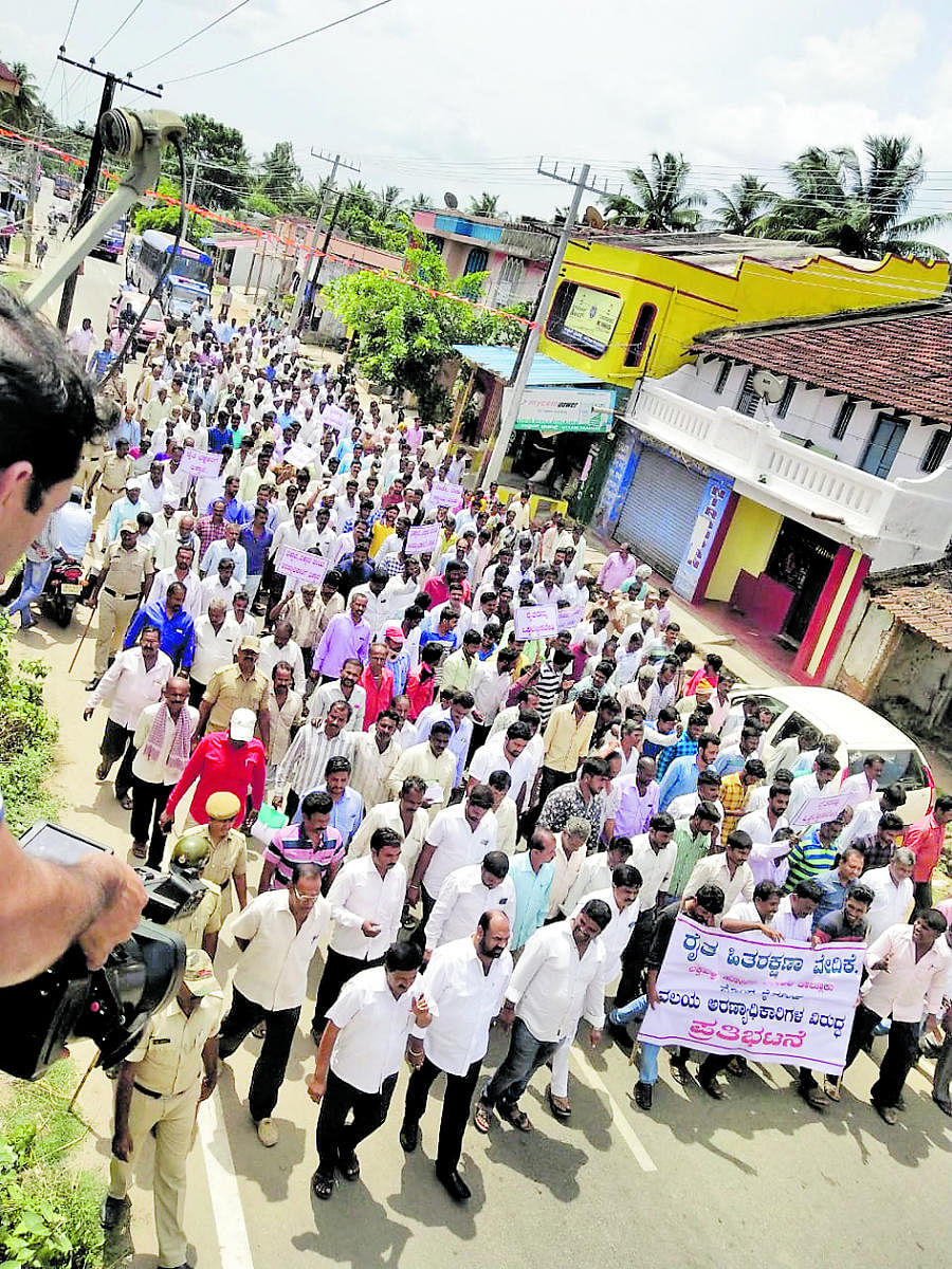 Farmers stage a protest at Lakkavalli in Tarikere.