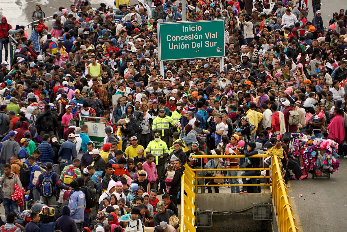 Venezuelans gather to cross into Ecuador from Colombia, most of them trying to reach Peru as one of the most welcoming destinations for migrants in South America, in Tulcan, Ecuador, June 15, 2019. (REUTERS File Photo)