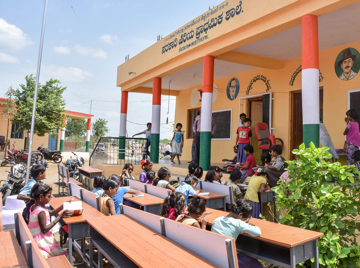 Students study under the scorching sun at the government higher primary school at Herur(B) village in Kalaburagi rural taluk. dh photos/Prashanth H G