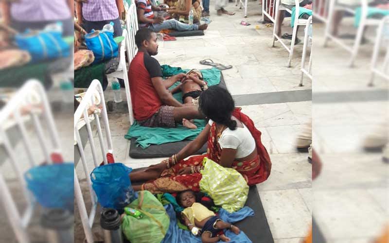 Those patients, who have failed to get a bed in the hospital, are lying on the ground. (DH Photo/Abhay Kumar)