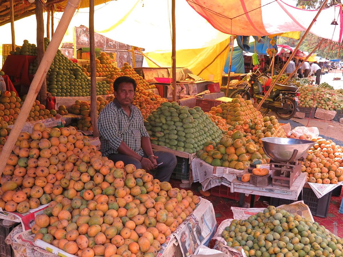 A mango stall at a wholesale market on Jayamahal Main Road. DH photo