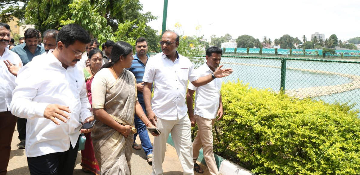 Mayor Gangambike Mallikarjun inspecting the Kempambudhi Lake with BBMP officials visited on Wednesday. DH photo