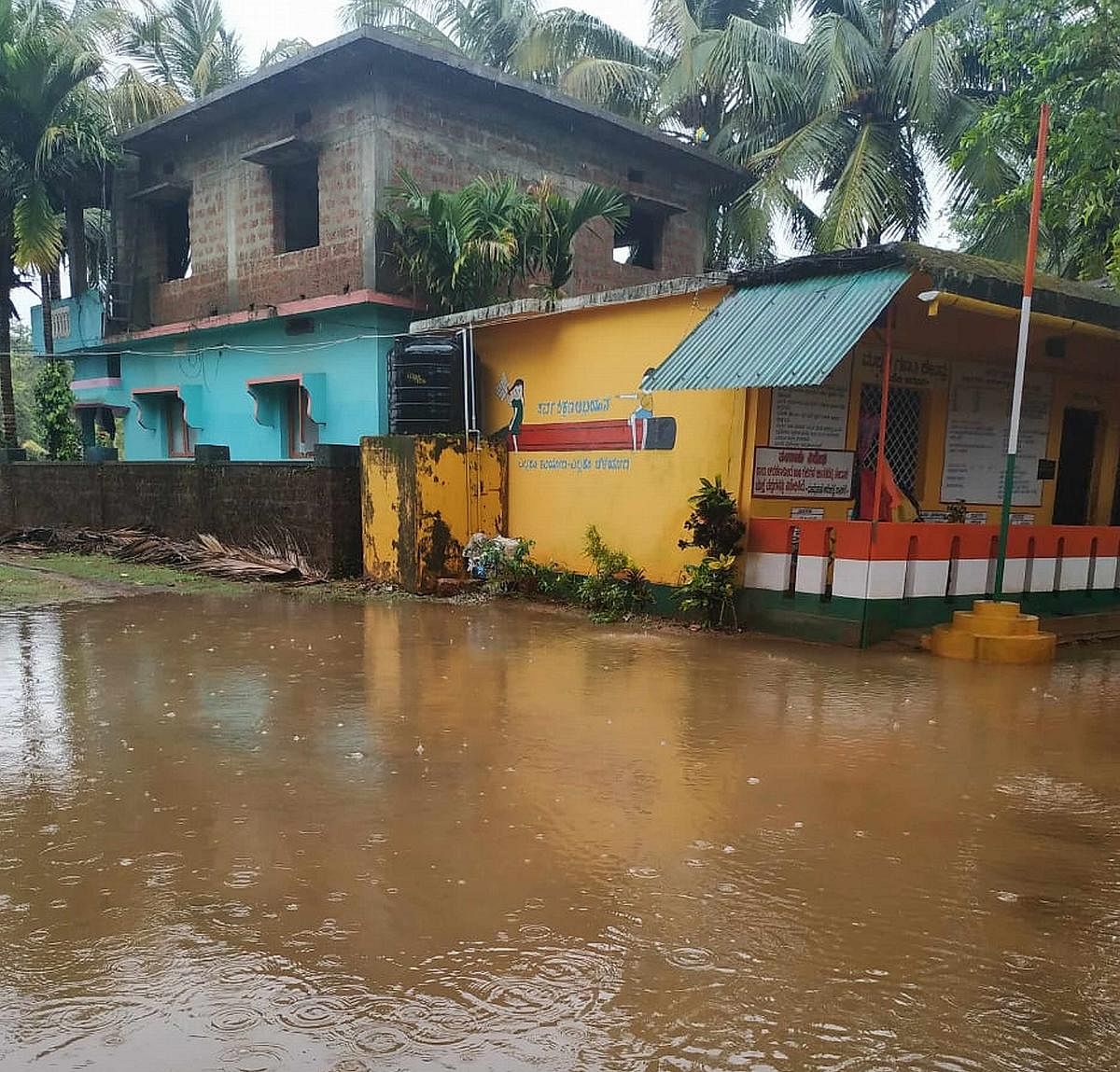 Heavy showers in the wee hours of Thursday leave the premises of Government Primary School at Makheri in Karwar taluk waterlogged. DH PHOTO