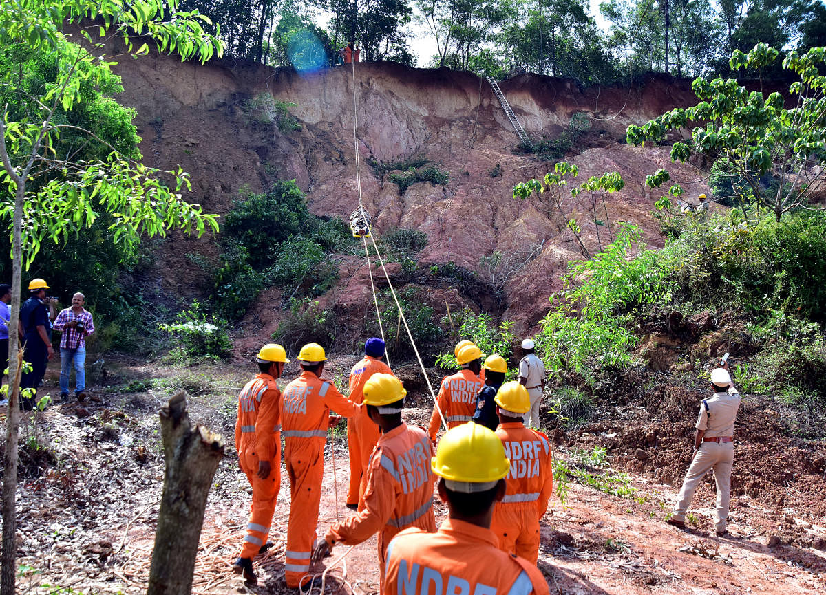'Victims' of a landslide in Adyapadi near Bajpe in Mangaluru, being 'rescued' by NDRF personnel.