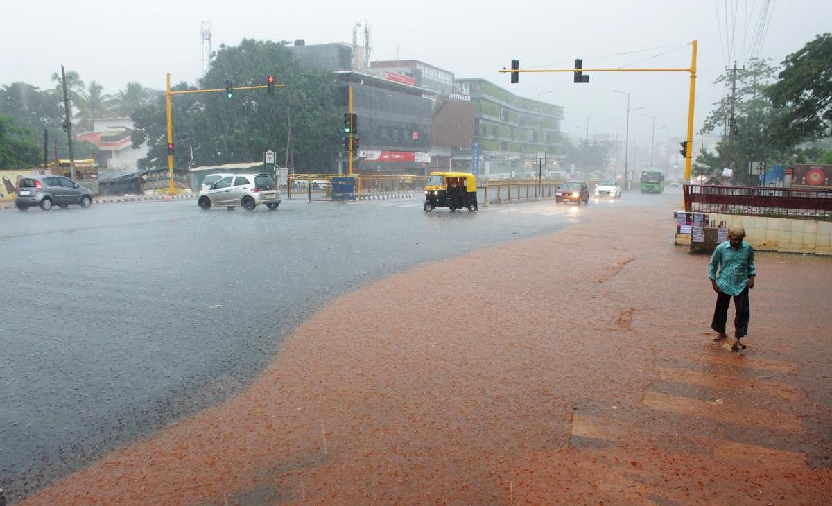 There was sparse vehicle movement as heavy rain lashed Hubballi on Sunday evening.