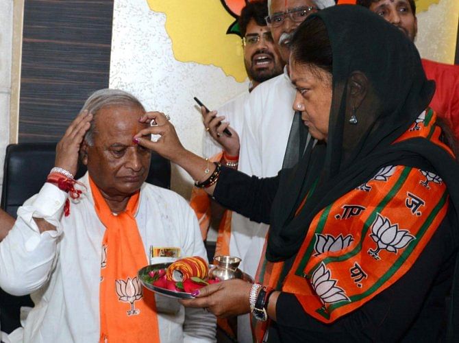 BJP Rajasthan State President Madan Lal Saini with ex-Chief Minister Vasundhara Raje. Saini (75) died on Monday while undergoing treatment at AIIMS in Delhi.