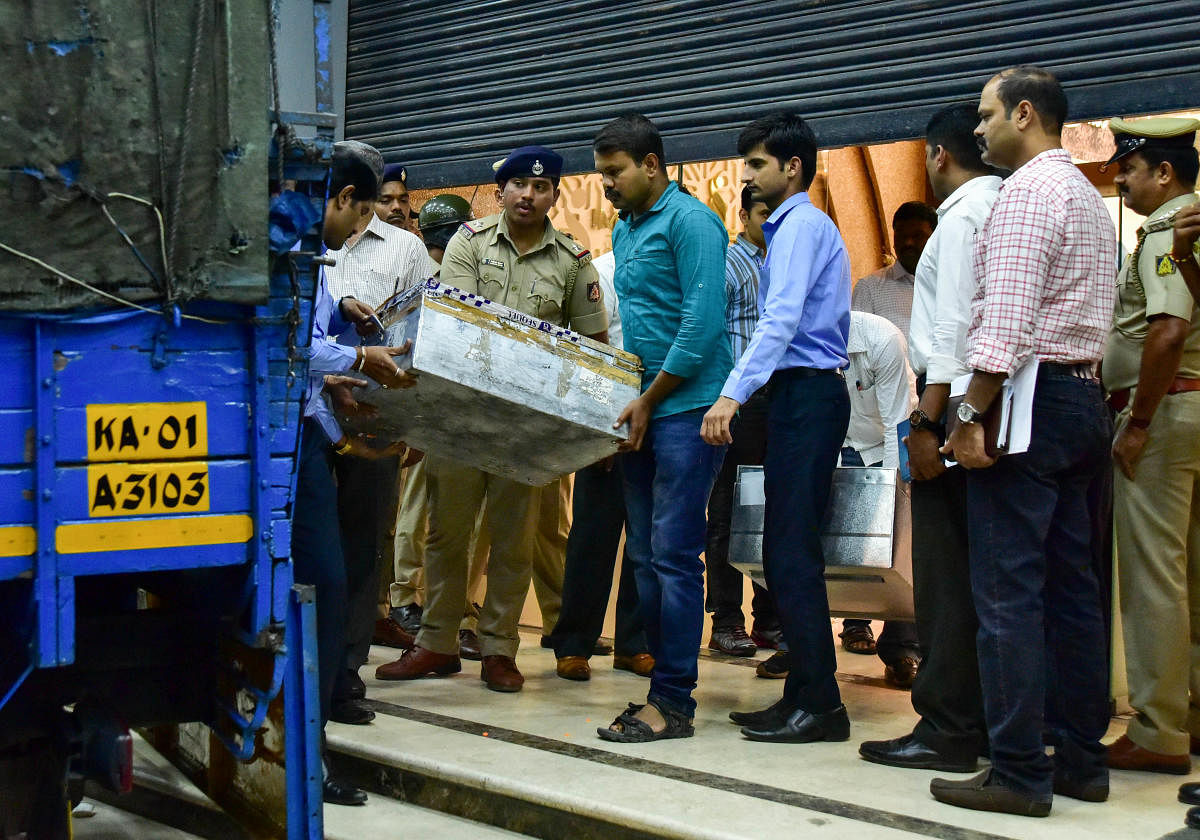 In the first searches on June 20, SIT seized gold, diamond and other valuables worth Rs 20 crore from IMA offices in Jayanagar and on Lady Curzon Road. DH PHOTO/IRSHAD MAHAMMAD