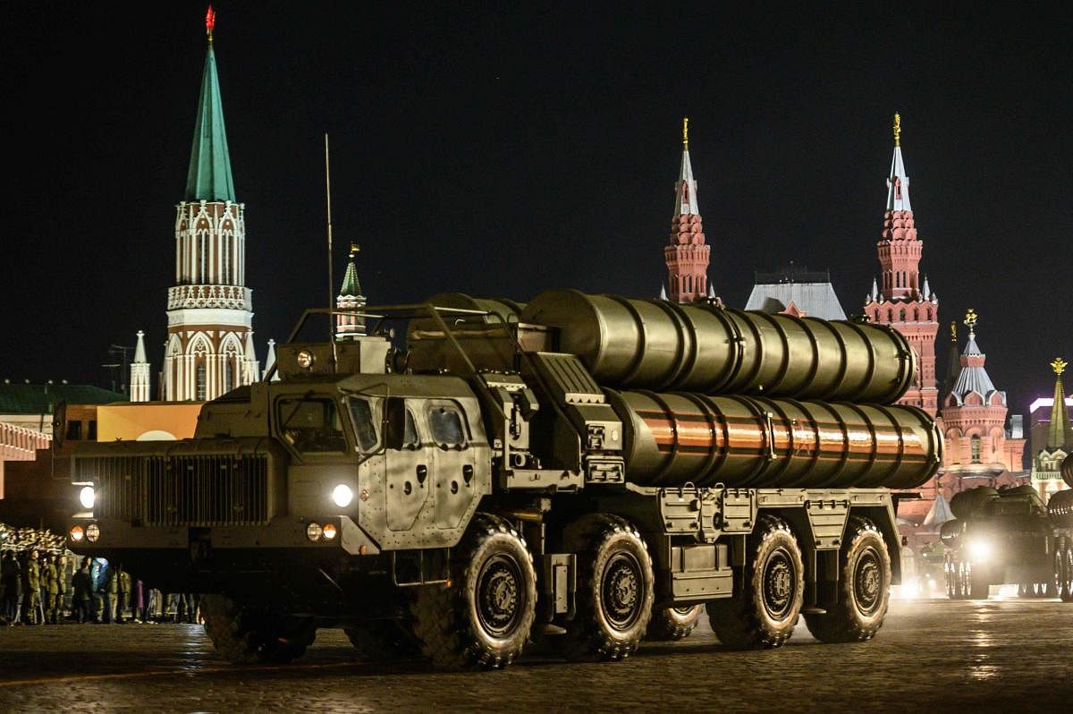 Russian S-400 Triumf surface-to-air missile launchers roll down the Red Square during a night rehearsal for the WWII Victory Parade in Moscow on May 4, 2019. - Russia celebrates victory over Nazi Germany in WWII on May 9. (Photo by Mladen ANTONOV / AFP)