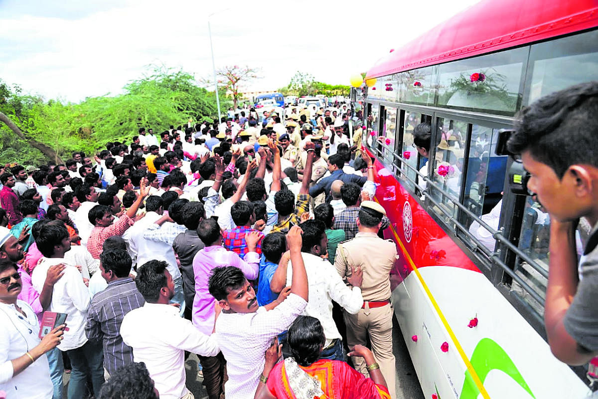Members of YTPS Labour Union stopped Chief Minister H D Kumaraswamy's bus and staged a protest when he was on his way to Karegudda in Manvi taluk in Raichur district on Wednesday. DH photo
