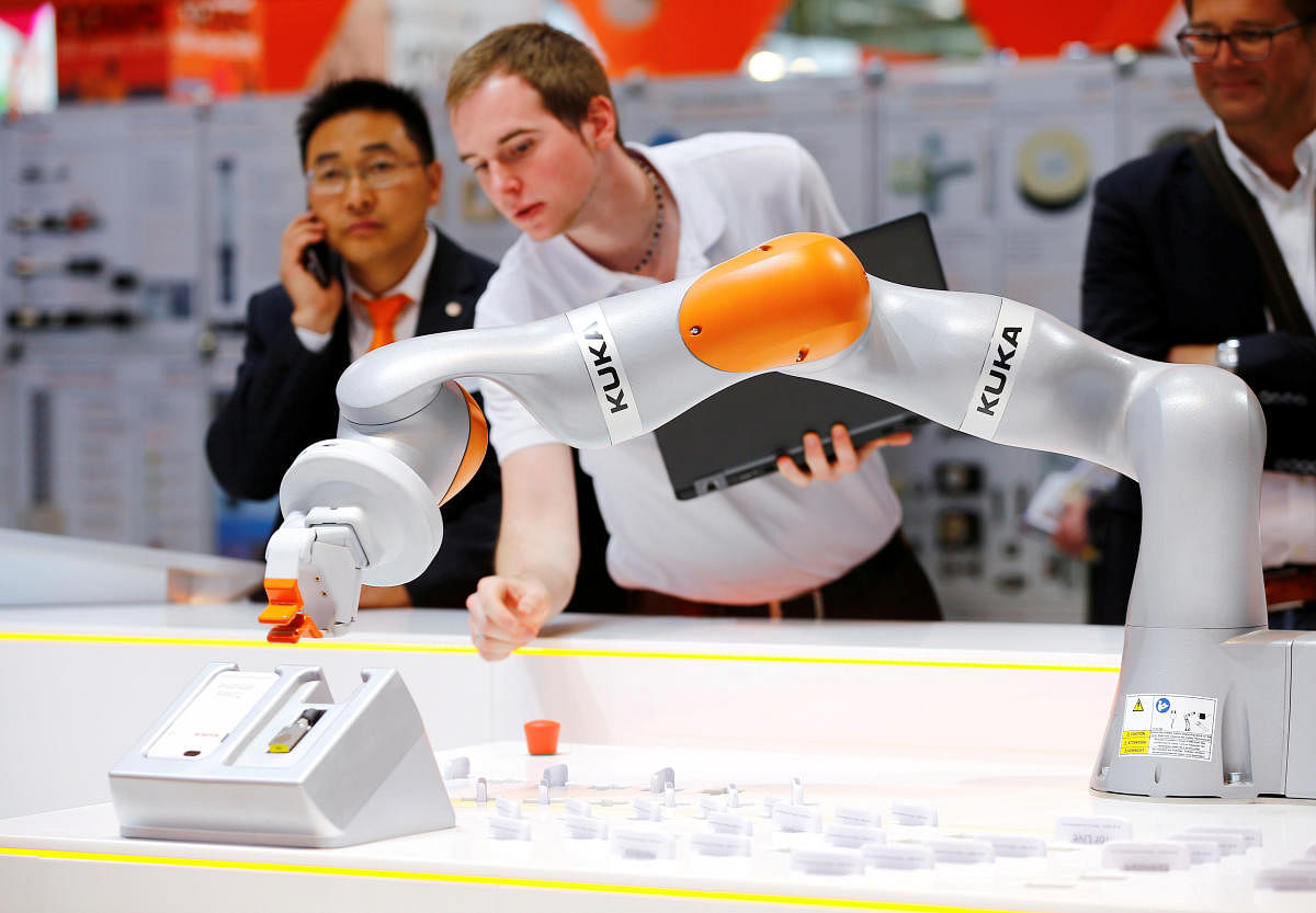 Scientists have used artificial intelligence to control a robotic arm that provides a more efficient way to pack boxes, saving businesses time and money. (Reuters Photo)