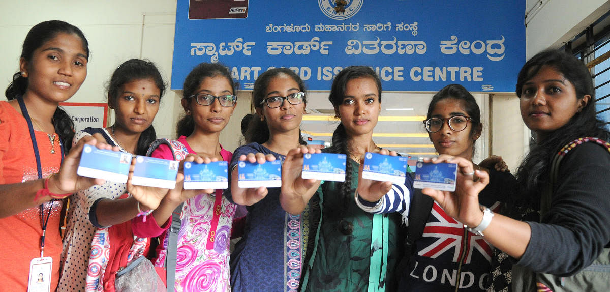 Students show the smart cards issued by the BMTC at Majestic in Bengaluru. DH PHOTO/Srikanta Sharma R