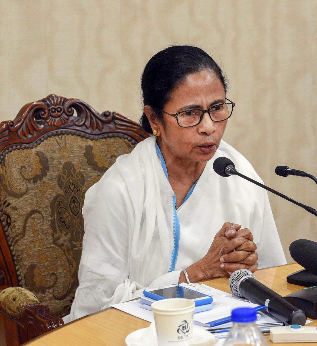 Howrah: West Bengal Chief Minister Mamata Banerjee conducts a meeting with junior doctors and officials, in Howrah, Monday, June 17, 2019. (PTI Photo) (PTI6_17_2019_000236A)