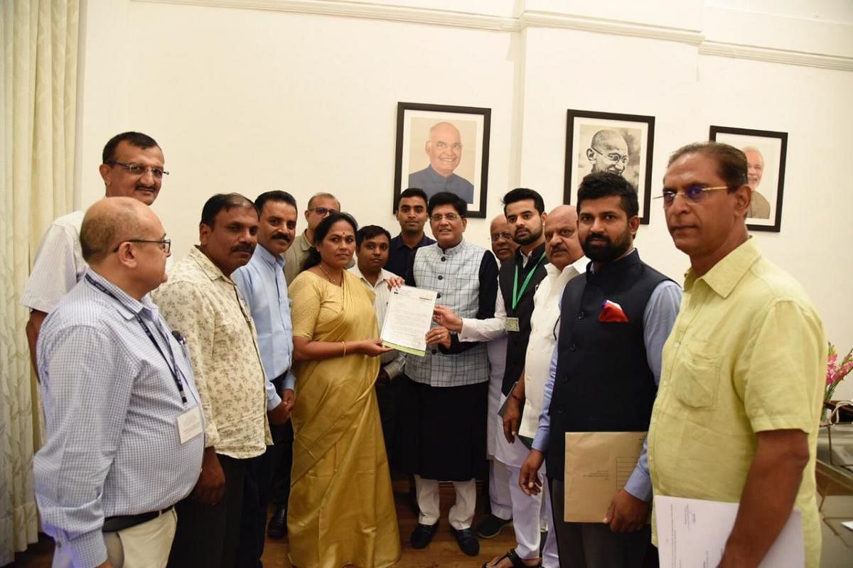 A delegation led by Udupi-Chikmagalur MP Shobha Karandlaje met Union Commerce Minister Piyush Goyal in New Delhi on Wednesday and submitted a memorandum requesting the Central government to protect the interests of growers.