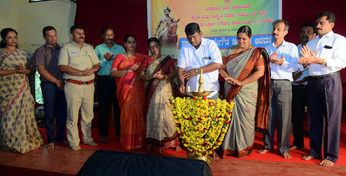 Zilla Panchayat President Dinaker Babu inaugurates the Nadaprabhu Kempegowda Jayanti celebrations at Government Girls PU College Hall in Udupi on Thursday.