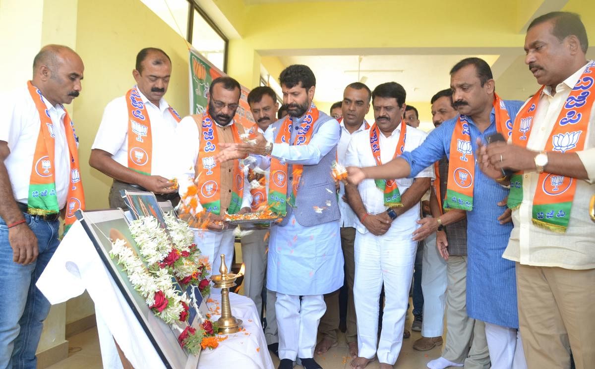 BJP state general secretary and MLA C T Ravi inaugurates the BJP membership drive at Bala Bhavana in Madikeri on Friday.