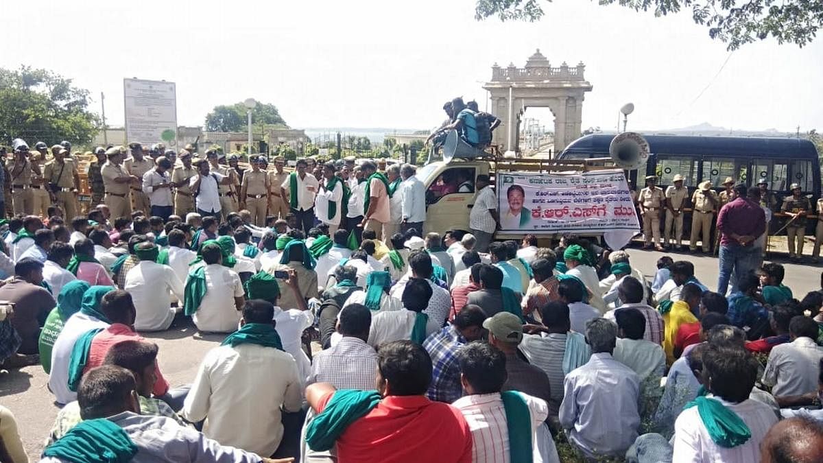 Farmers stage a protest in front of the Krishnaraja Sagar (KRS) dam in Srirangapatna taluk of Mandya district on Friday. Hundreds were arrested when they tried to lay siege to the dam.