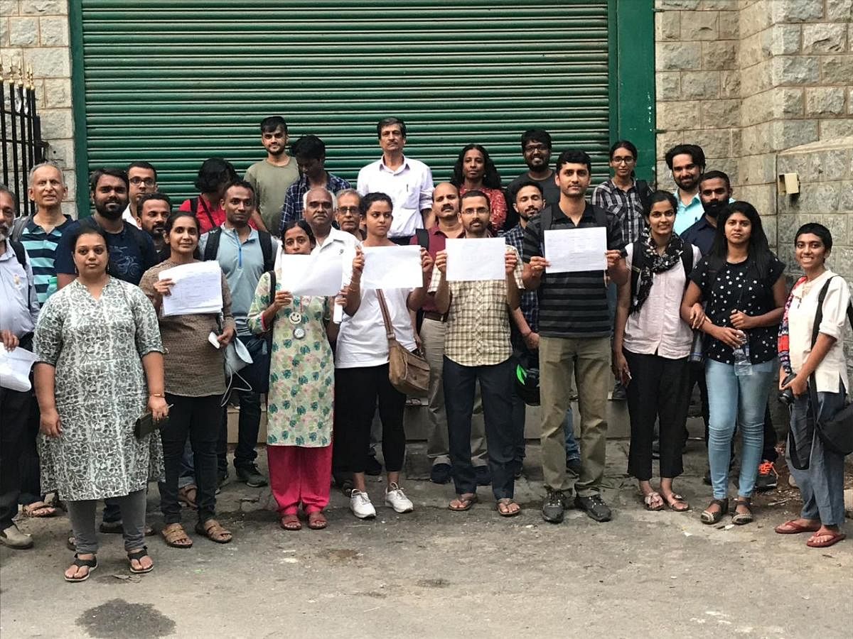 Citizens and volunteers from various citizens group conduct social impact assessment along the planned alignment of the elevated corridor in Bengaluru. DH PHOTO