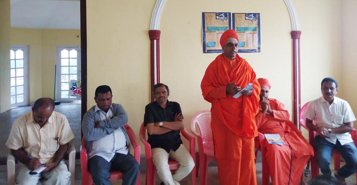 Kirikodli Mutt pontiff Sadashiva Swami speaks during the preparatory meeting of ‘Matte Kalyana’ people’s movement at Ambedkar Bhavan in Madikeri on Sunday.
