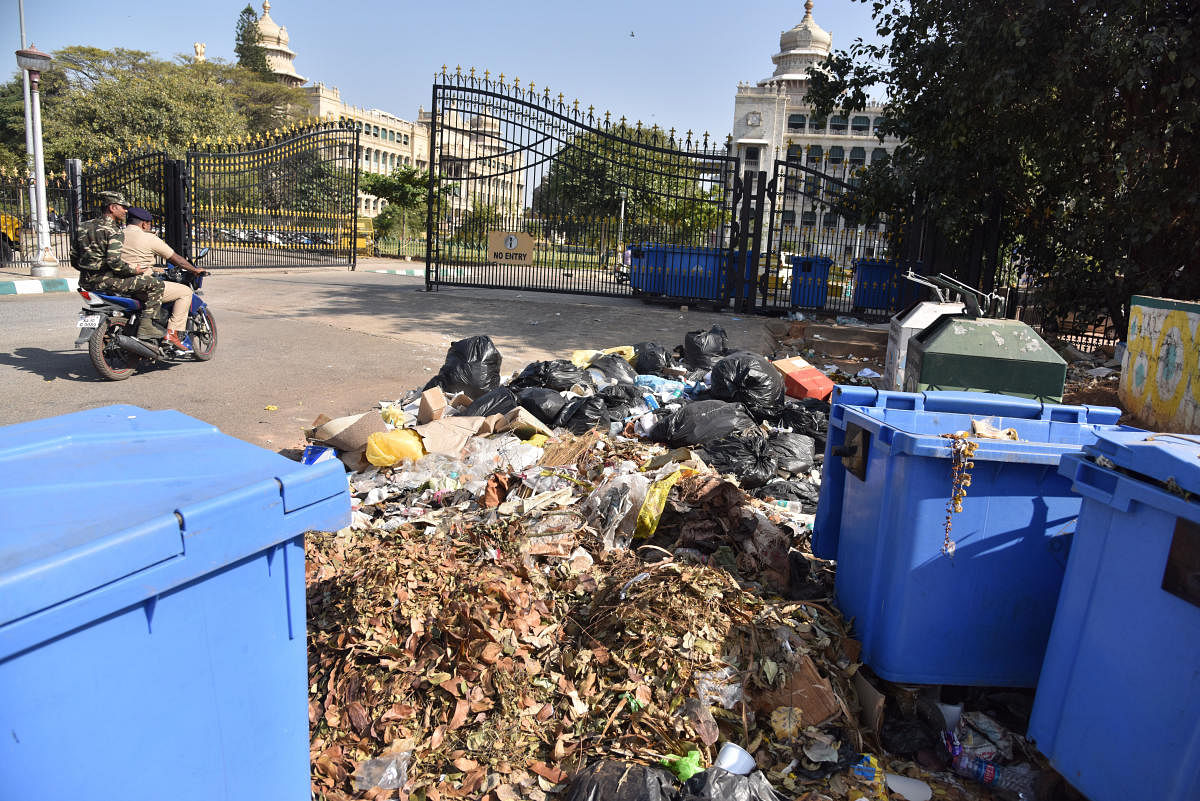 All government offices in BBMP limits may be asked to segregate waste. This picture shows a garbage pile outside the Vidhana Soudha. DH PHOTO/JANARDHAN B K