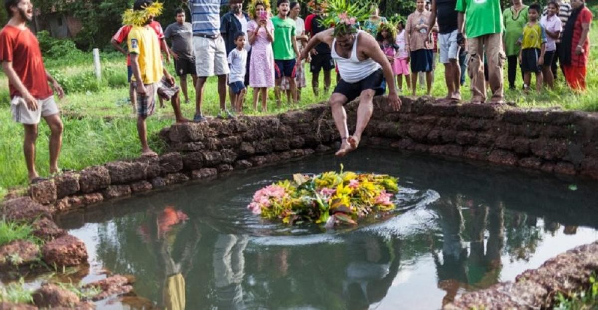 As they jump into the wells, the revellers shout cries of "Viva Sao Joao". Traditional celebrations aren't complete without feni, other liquors, fresh fruit and savouries.