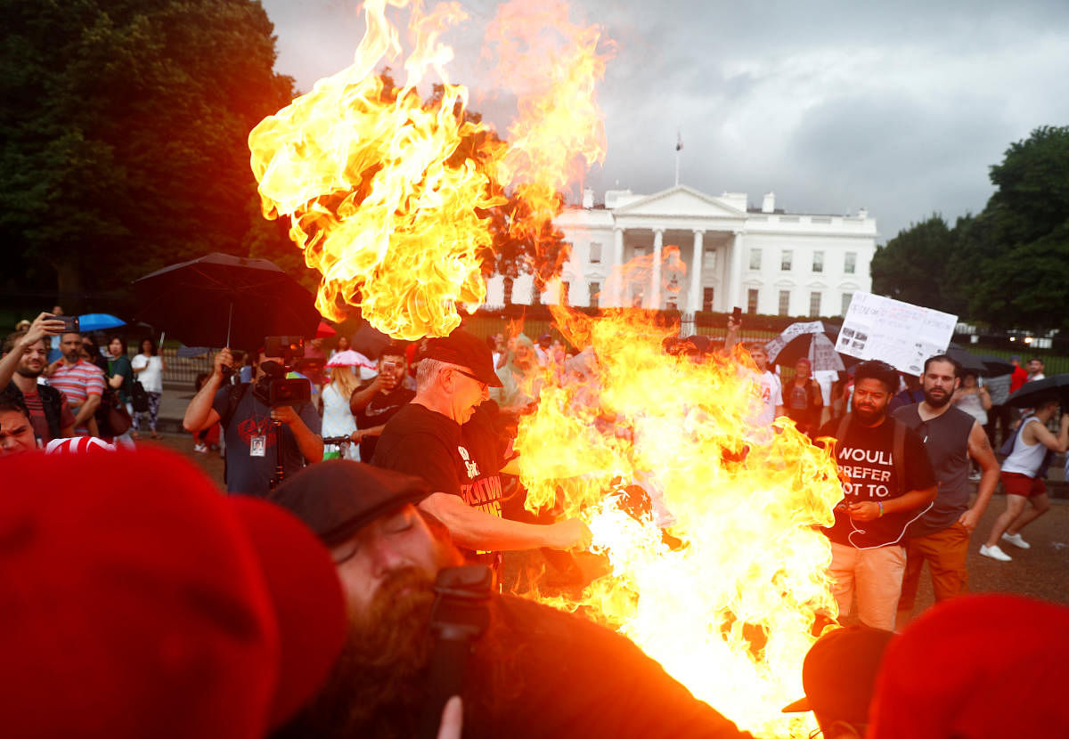 Demonstrators burn a national flag in front of the White House during a Fourth of July Independence Day protest in Washington, D.C. (Reuters Photo)
