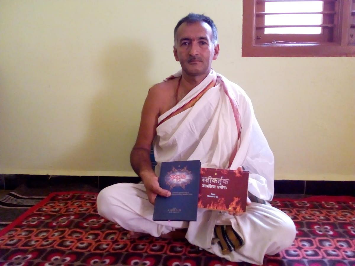 Vishwanath Bhat with his books Sadgati and Stree Kartruka Uttara Kriyaa Prayoga.