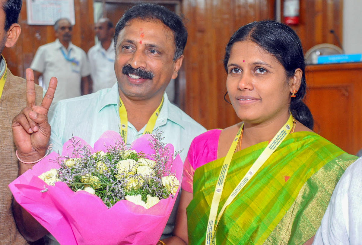In the BBMP council, the mayor is from the Congress while the JD(S) candidate is the deputy mayor. This file picture shows Mayor Gangambike Mallikarjun with her deputy B Bhadre Gowda of the JD(S). DH FILE PHOTO