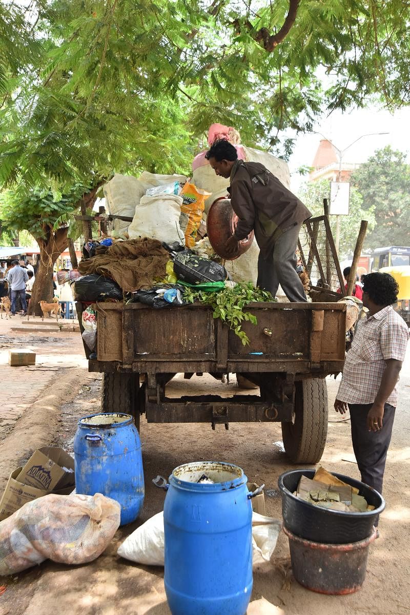 Food waste from a hotel in Hubballi being dumped on to a garbage truck. DH PHOTO/ Tajuddin Azad