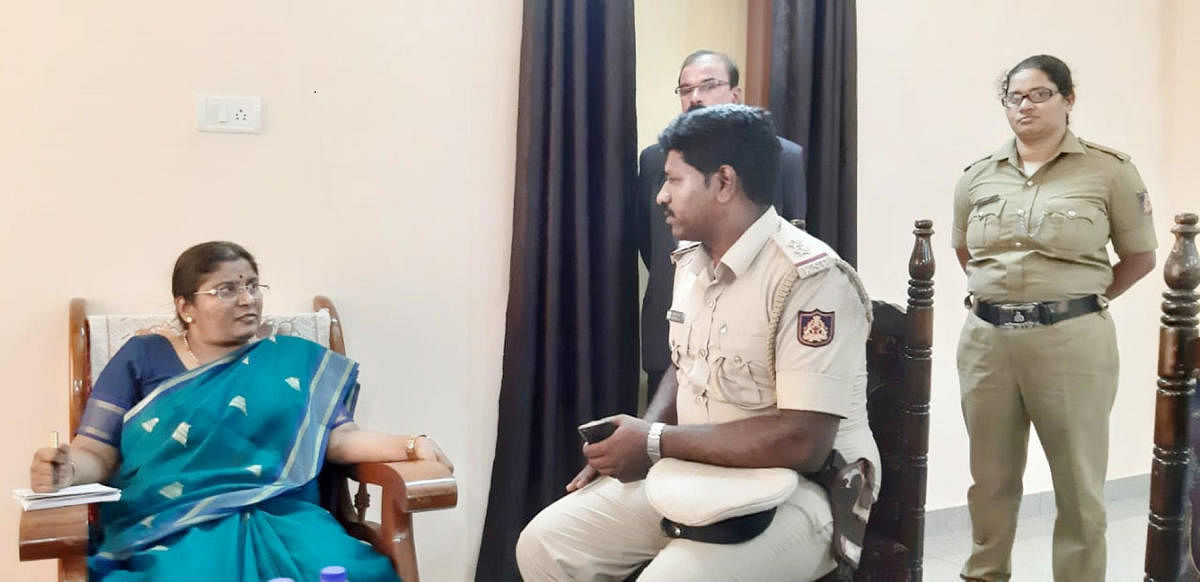 Karnataka State Commission for Women Chairperson Nagalakshmi Bai speaks to Sampya Police Station SI Sathivelu in Puttur on Saturday.