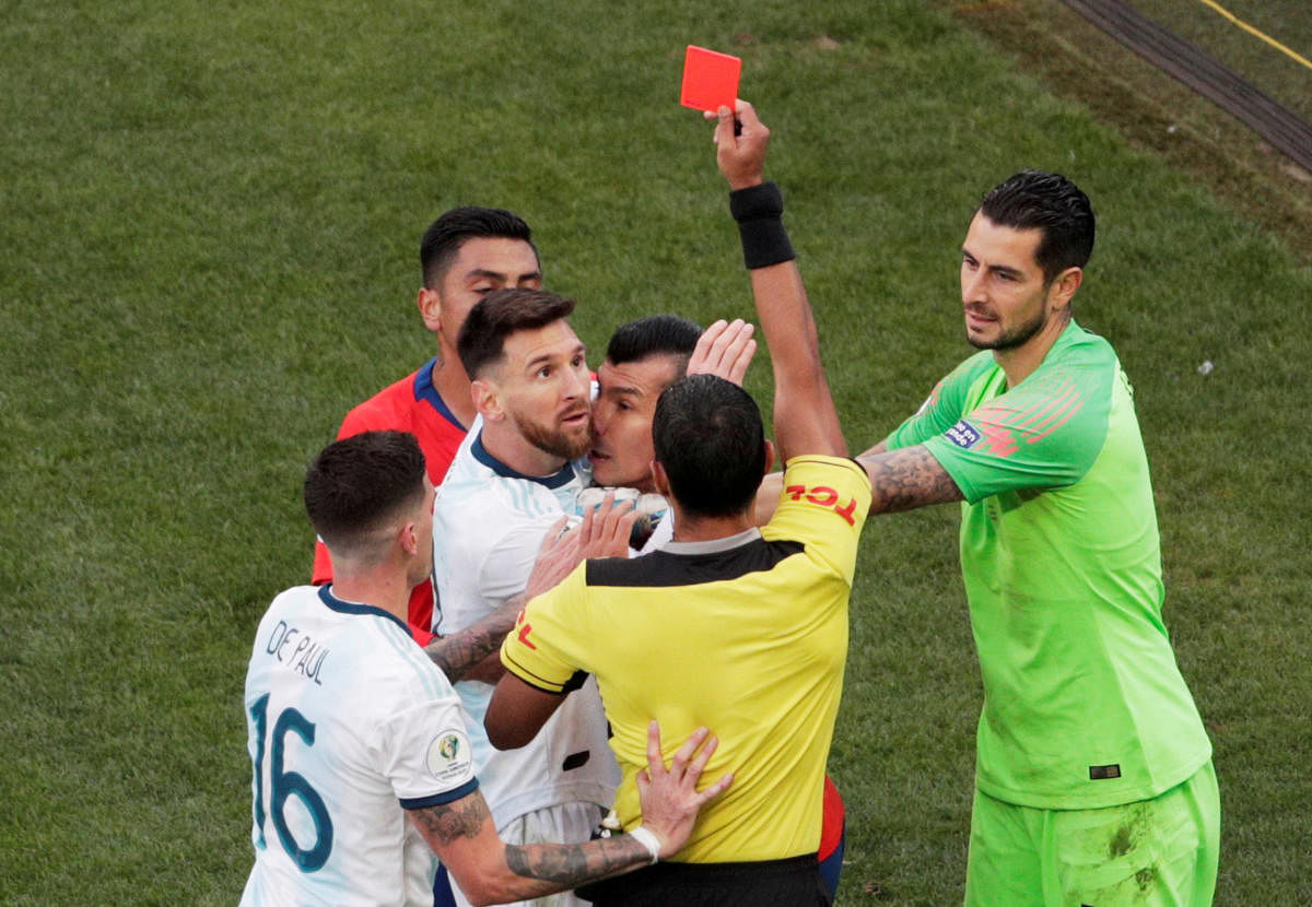 Soccer Football - Copa America Brazil 2019 - Third Place Play Off - Argentina v Chile - Arena Corinthians, Sao Paulo, Brazil - July 6, 2019 Chile's Gary Medel and Argentina's Lionel Messi are shown a red card by referee Mario Diaz de Vivar REUTERS/Ueslei