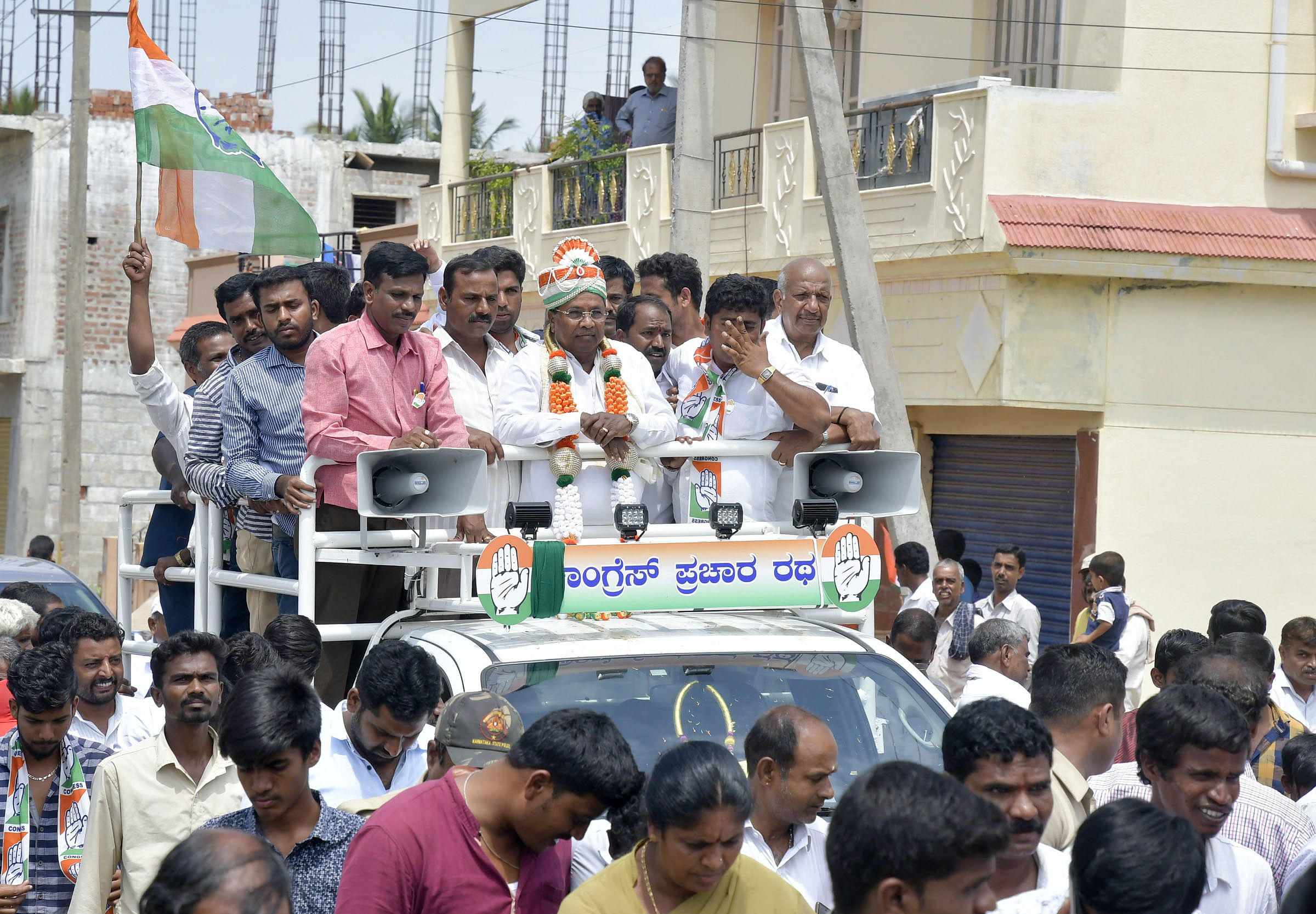 Chief Minister Siddaramaiah campaigns in Chamundeshwari on Wednesday. DH PHOTO/SAVITHA B R