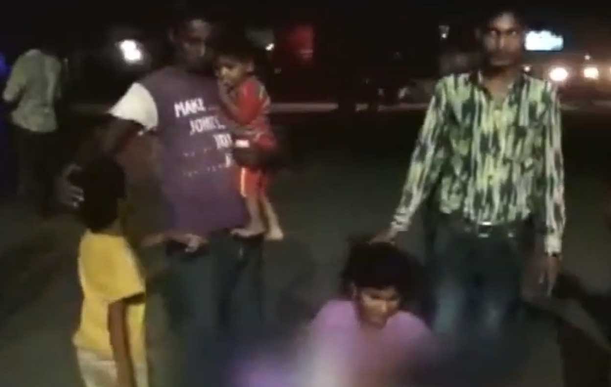 A woman in UP’s Shahjahanpur was forced to carry the body of her child home as hospital authorities did not provide her with ambulances. Screengrab