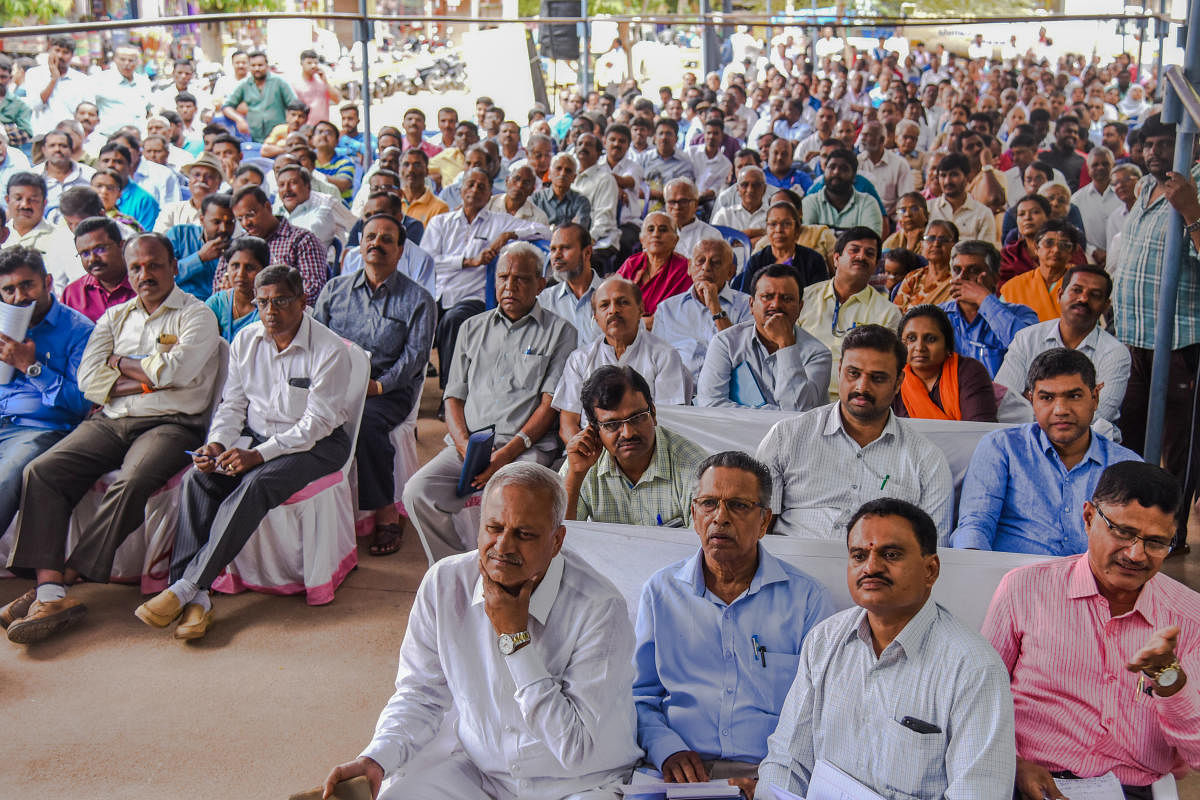 Citizens of Yelahanka Assembly constituency participated in the ‘Janaspandana-Citizens for Change’ programme organised by Deccan Herald and Prajavani at the BBMP office courtyard, Yelahanka Satellite Town, on Sunday. DH Photo/S K Dinesh