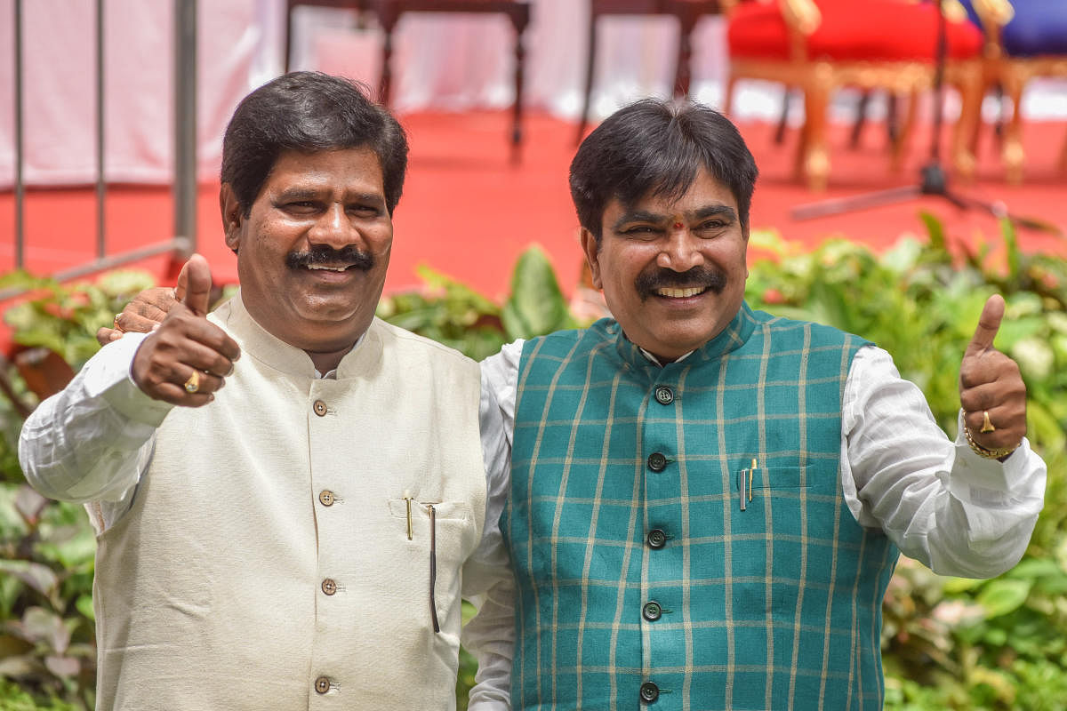 Nagesh (L), who was inducted into the Cabinet just last month, has written to Governor Vajubhai R Vala stating that he would extend support to the BJP if the saffron party formed its government.