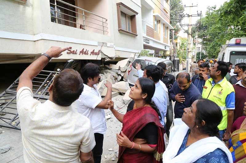 Mayor of Bengaluru Gangambike Mallikarjun visited the tragic site in the morning and told media persons that once the rescue operations end, the entire structure will be razed by the officials of BBMP Technical wing. (DH Photo)