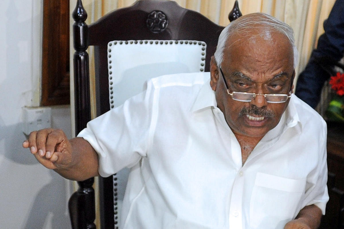 Speaker KR Ramesh Kumar address the media on the various political development at Vidhana Soudha in Bengaluru on Tuesday. | DH Photo: Pushkar V