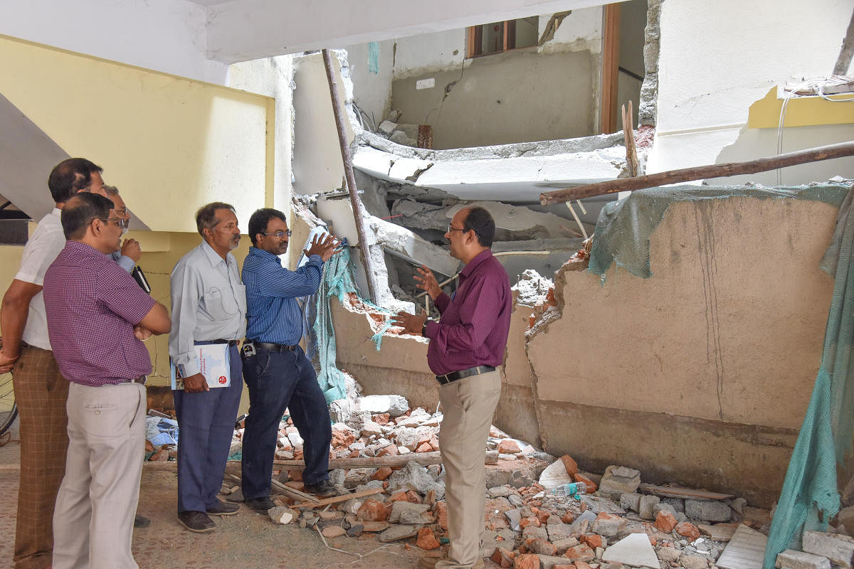 BBMP engineers on Thursday discussed the possible causes of the tragedy. (DH Photo/S K Dinesh)