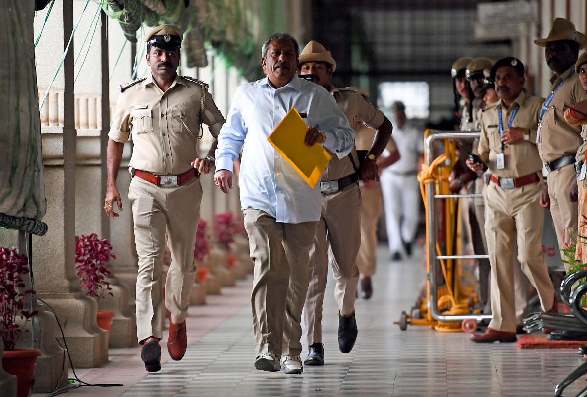 KR Puram MLA Byrathi Basavaraj sprints on the Vidhana Soudha corridor to submit his resignation to the Speaker on Thursday. DH photo/Krishnakumar P S