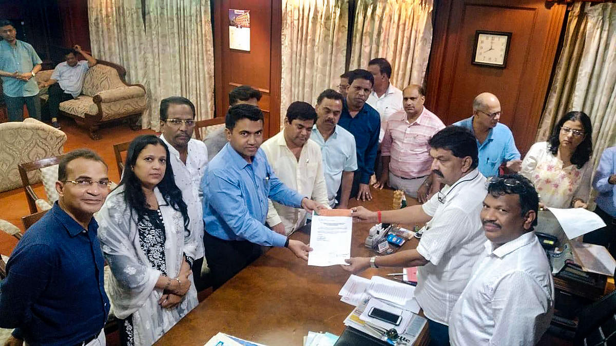Rajesh Patnekar (R), receives the letter of merger from 10 Congress MLAs who joined the BJP in Goa. PTI file photo