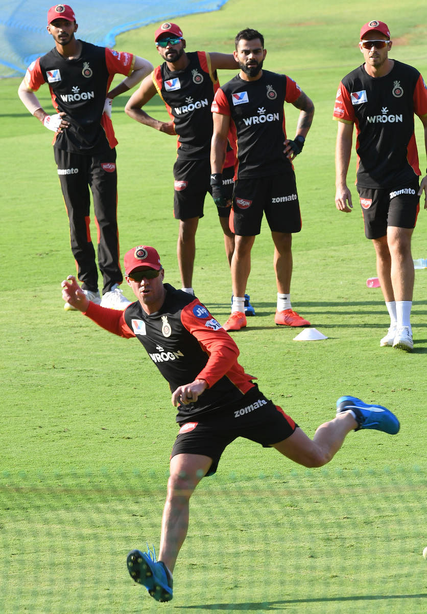 RCB players Devdutt Padikkal, Mohammed Siraj, skipper Virat Kohli and Tim Southee (from left) watch as AB de Villiers throws during a training session in Bengaluru on Thursday. DH Photo/ Srikanta Sharma  