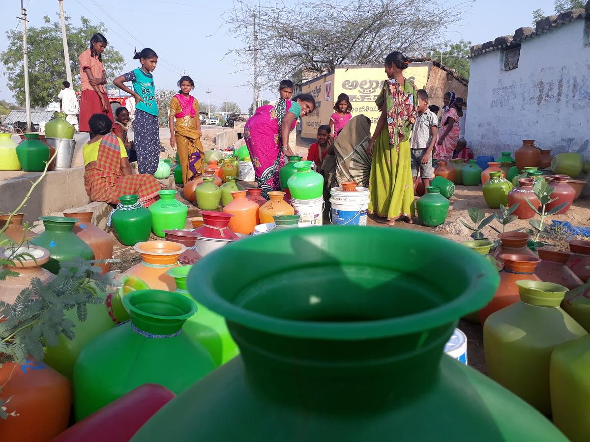 People waiting for their turn to fetch water in Tuntapura village in Raichur district. DH photo /Anitha Pailoor