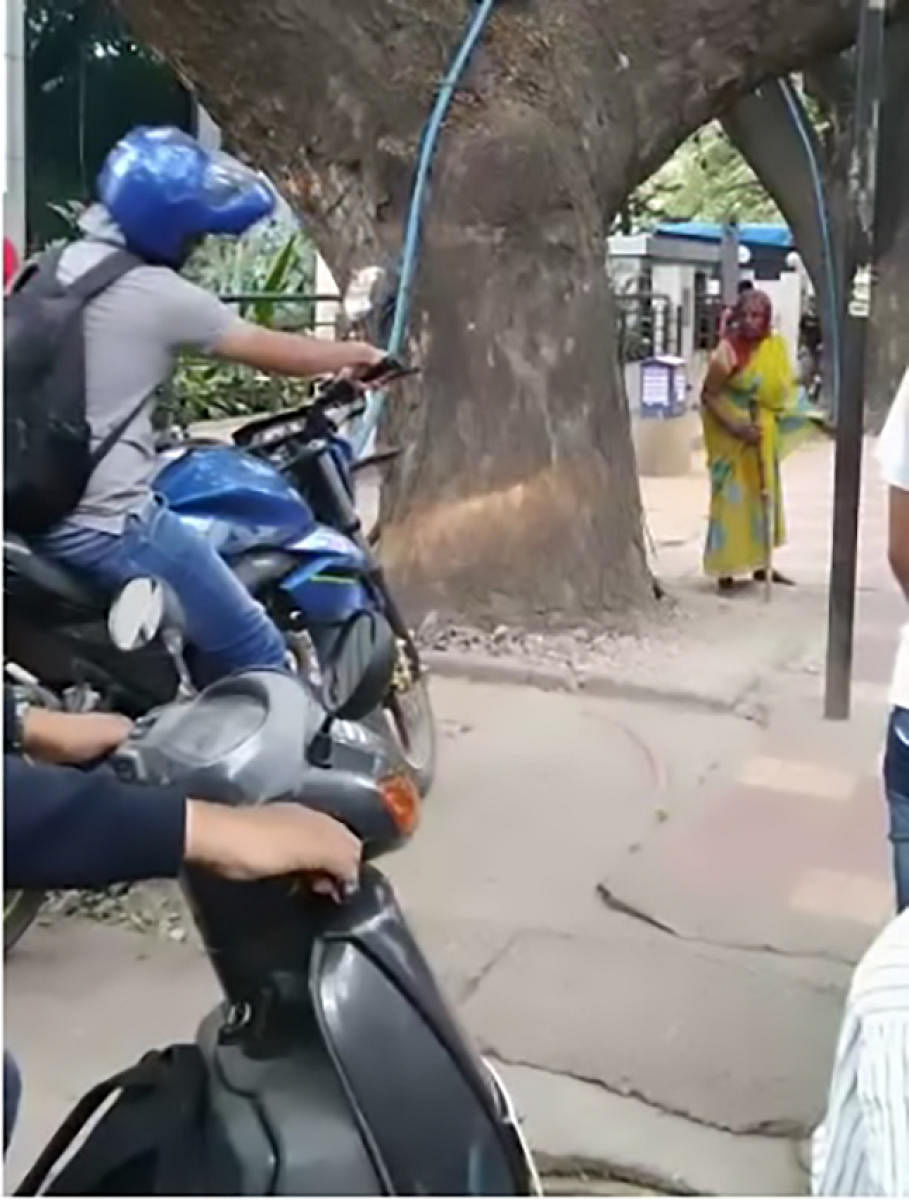 A screenshot of the old woman confronting a motorist who rode on a footpath in Koramangala. 